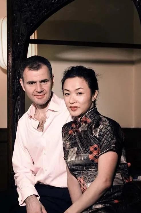 金星|55岁金星定居欧洲!与洋老公秀恩爱,男性特征渐显,变性后遗症大