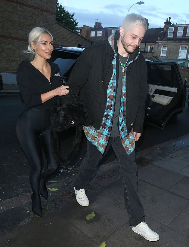 金·卡戴珊|有钱也不好使？英王室拒绝金卡戴珊参加皇家派对，金姐穿金色真闪