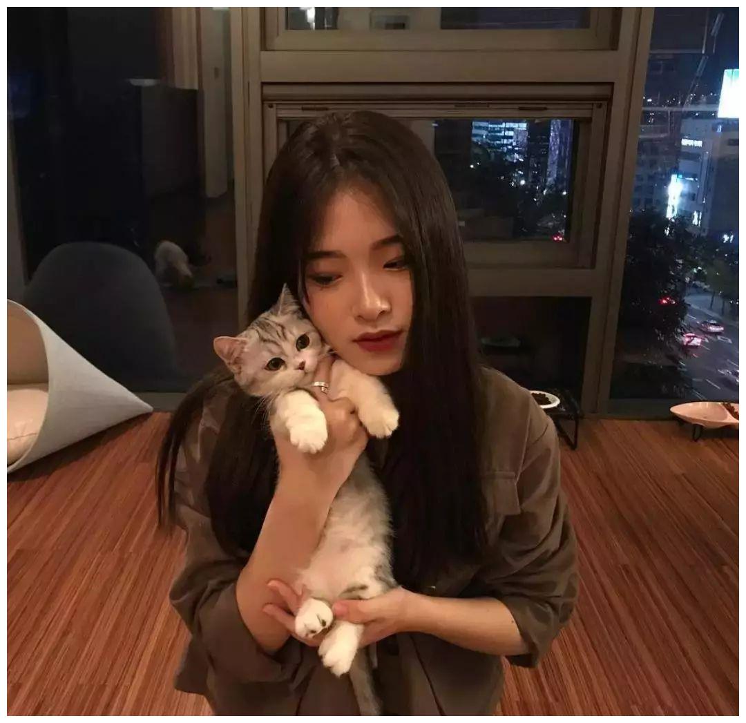 50岁冻龄美女牙医火了,沉迷自拍遭女儿投诉,网友替她喊冤:自拍太少!