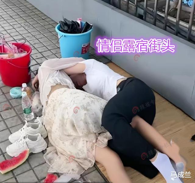 情侣|小情侣提桶找工作,露宿车站睡凉席,路人:他们找月薪1万的工作