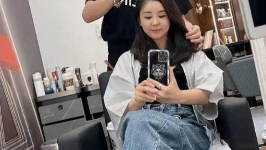 李小萌|李小萌剪发获大儿子暖心陪伴，开心拍照，一口烤瓷牙被指毁了童颜