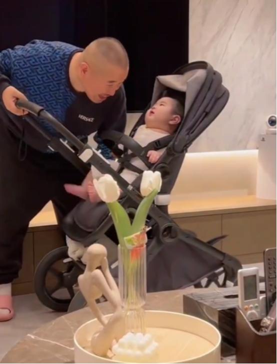 王小利|王小利：与相伴7年的发妻离婚后，转身娶小11岁李琳，他怎样了