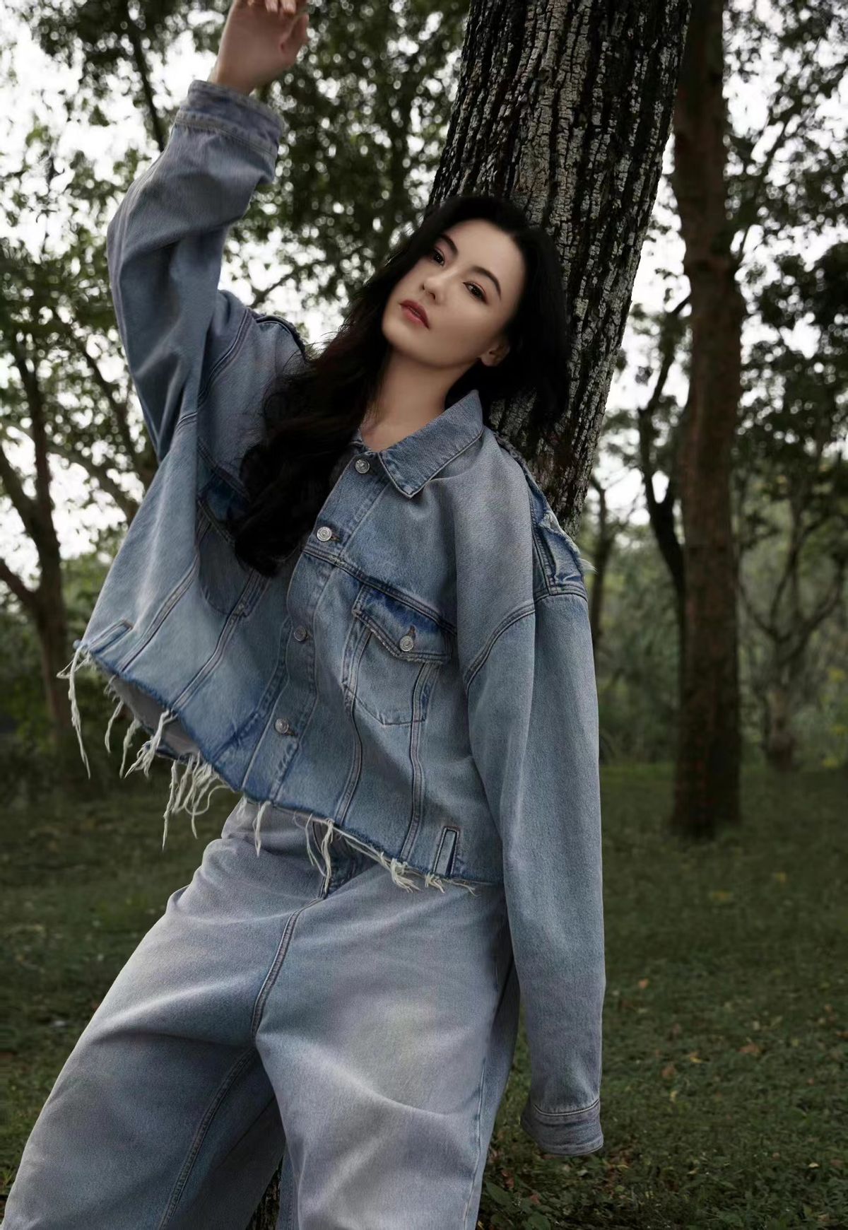 张柏芝|张柏芝今日亮相真的美到我了！穿牛仔套装变潮女，42岁居然更年轻