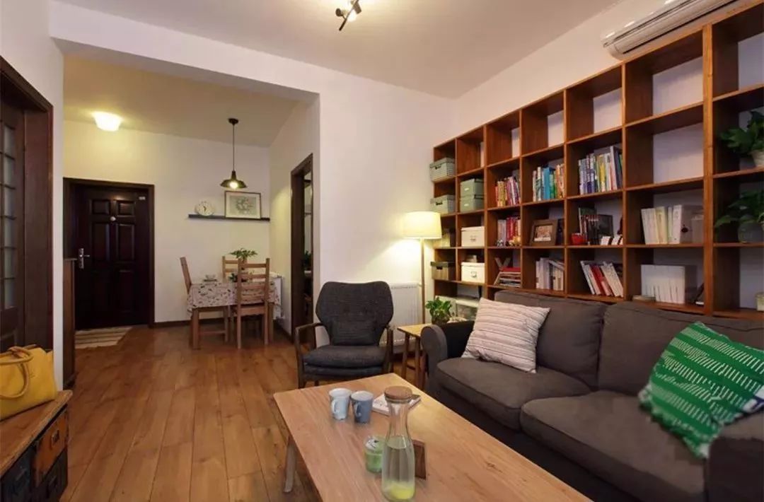 小户型客厅的沙发背景墙要利用起来，做收纳很实用