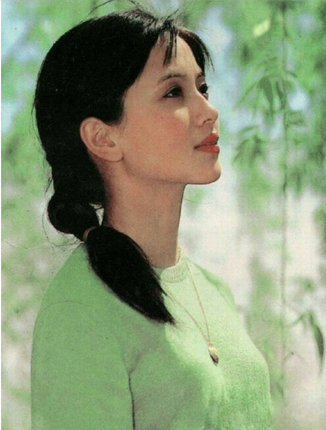 她是国家一级演员，典型的江南美人，却为前夫守寡10年