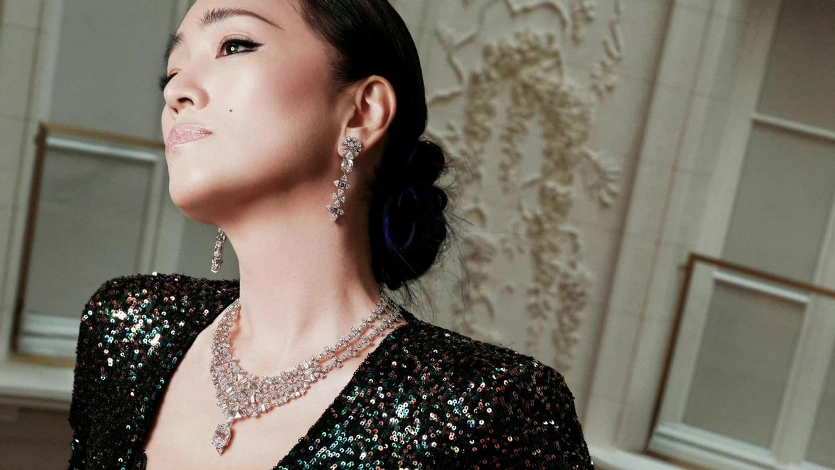 巩俐|快60岁的巩俐参加巴黎活动！最新亮相，不打针不动脸的状态真绝