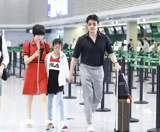 陆毅|陆毅一家三口现身机场,43岁陆毅既胖又油腻,鲍蕾看起来苍老!