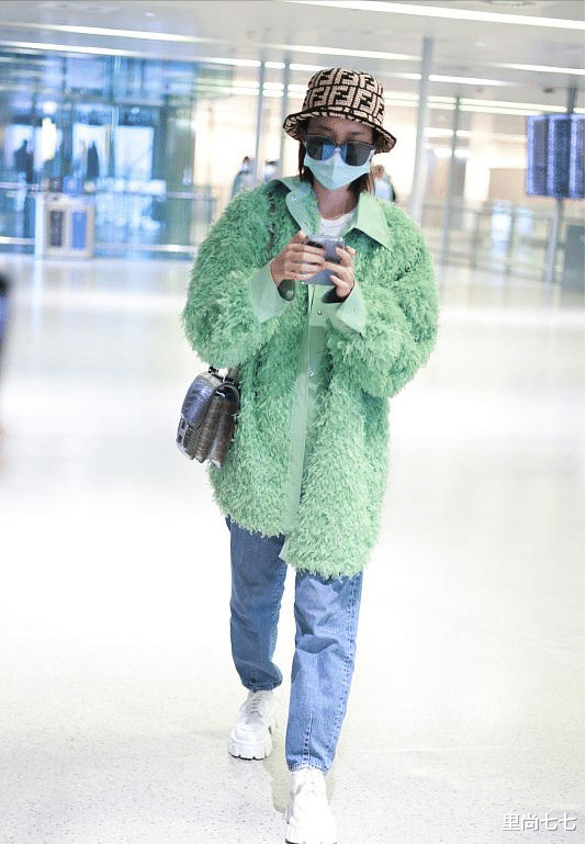 唐艺昕|唐艺昕一家三口出游，请俩保姆照顾女儿，2岁女儿身材超瘦像爸爸