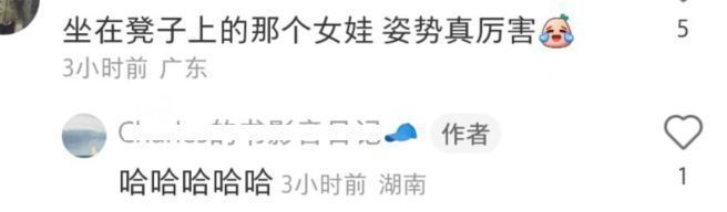 街拍|何炅上班被偶遇,手拿书本学生范十足,背影瘦小看上去没170