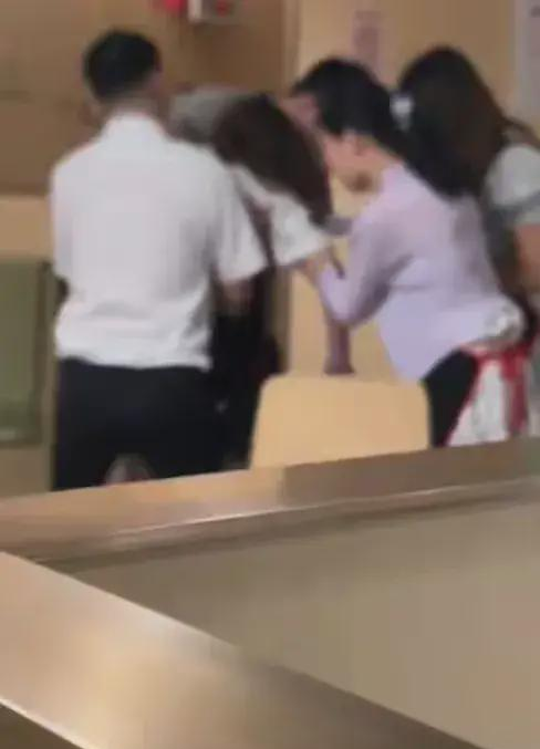 福建莆田,00后女孩吃火锅被噎死,海底捞:停业整顿!