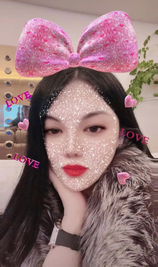 李湘|李湘离婚后颜值大回春！穿貂皮大衣尽显贵妇气场，戴百万手表炫富