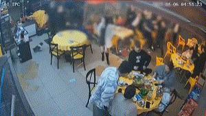 广东广州，一名白发男子与一女子及其好友在餐厅吃宵夜时，突然间，一名男子走到餐桌前将