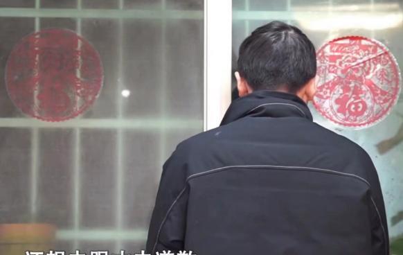 丈夫打了妻子25年,还将母子3人赶出家门,24岁儿子产生恐婚心理