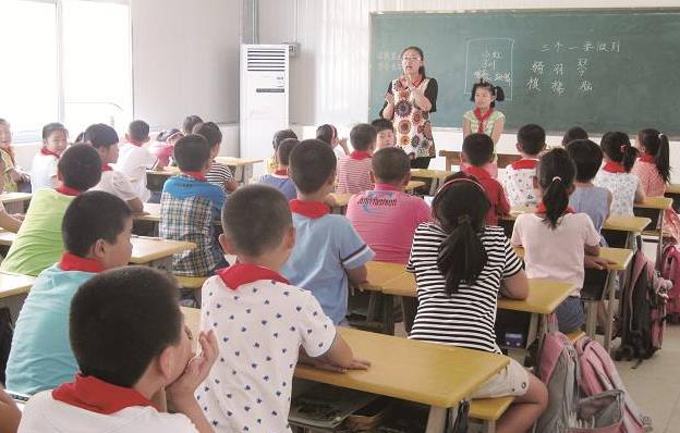 教师|学生被教师罚在楼道补作业，家长不满大闹学校，教师行为惹争论