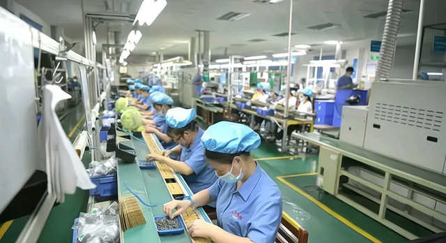 机器人|00后电子厂打工真实记录:只有像机器人一样活着才不会累