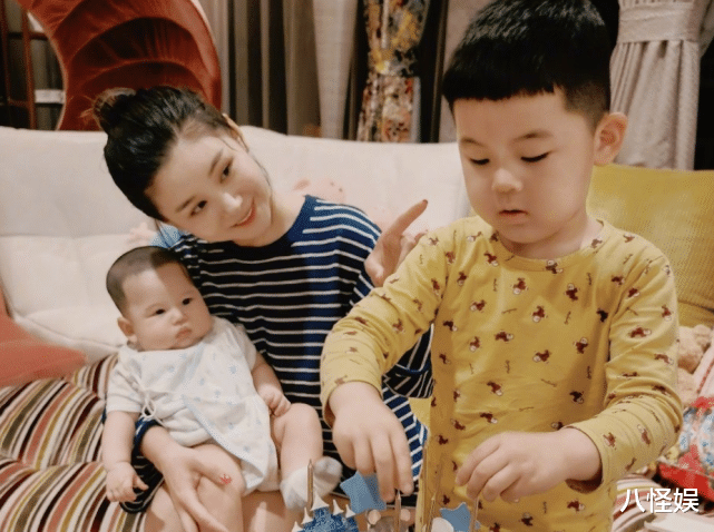 李小萌|李小萌踩儿子滑板出行,生完二胎不到半年瘦25斤,细腰抢镜好少女