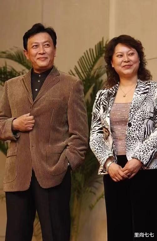 穿衣搭配 唐国强妻子又胖又壮，但穿衣挺有范，动物纹西装配卷发贵气显霸道