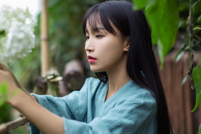 网红唐小鱼上山卖李子,在男友人面前下蹲引争议,网友:建议封杀