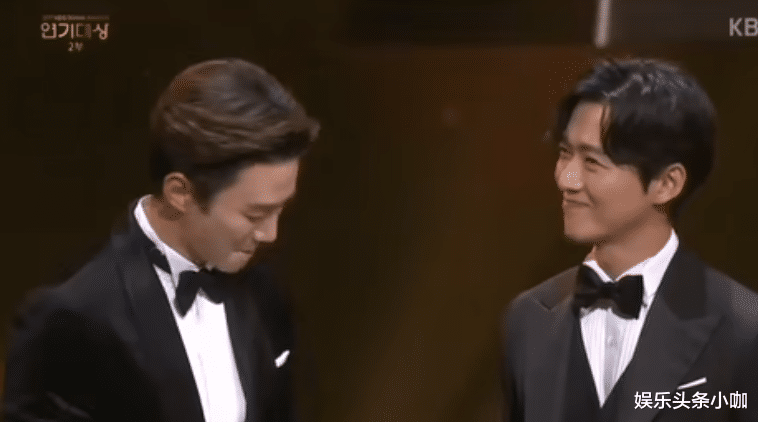 最佳情侣|真是装都懒得装了?