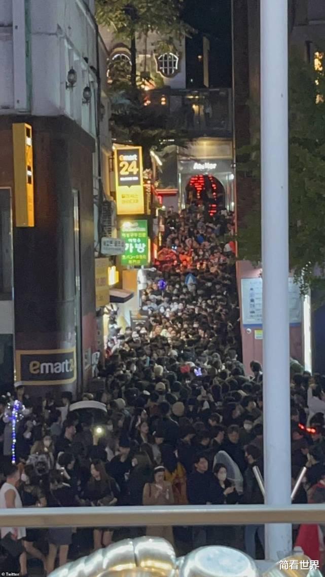 韩国死亡小巷长45米宽仅4米,活人堆叠像坟墓,女孩撕心裂肺喊叫