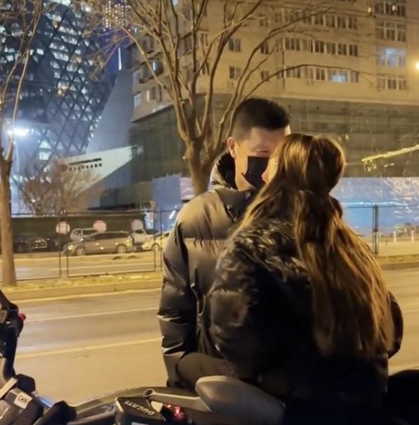 官宣|25岁网红痞幼官宣恋情！恋上52岁大叔，男方长相遭网友吐槽