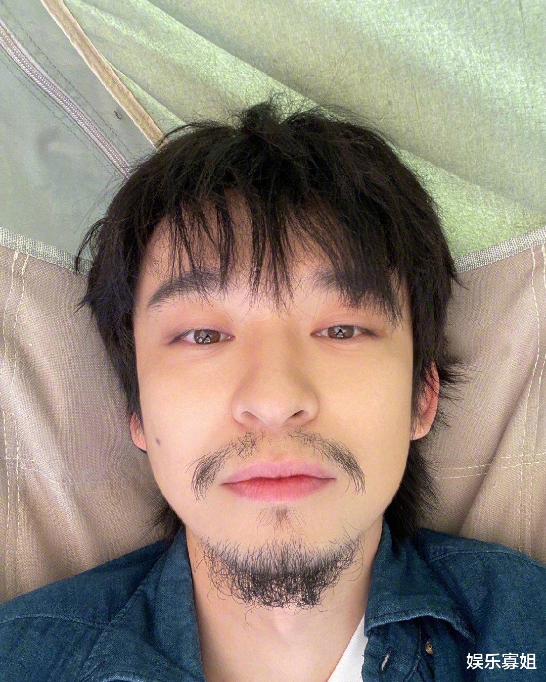 董子健|董子健晒和女儿的剪影，配上蛋糕表情为大福庆生，好有氛围感