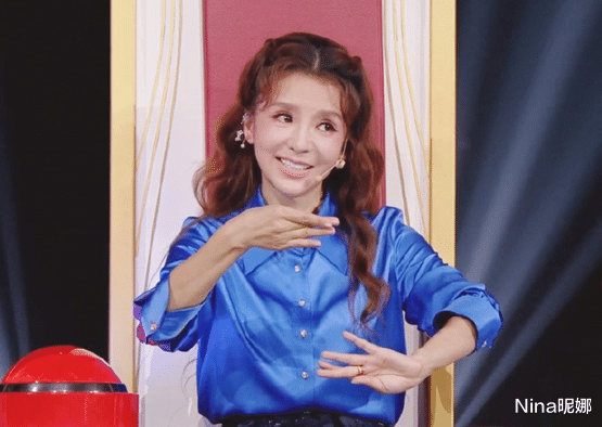 央视跨年主持青黄不接!49岁朱迅穿红裙独挑大梁,没红唇遮不住老态没气色