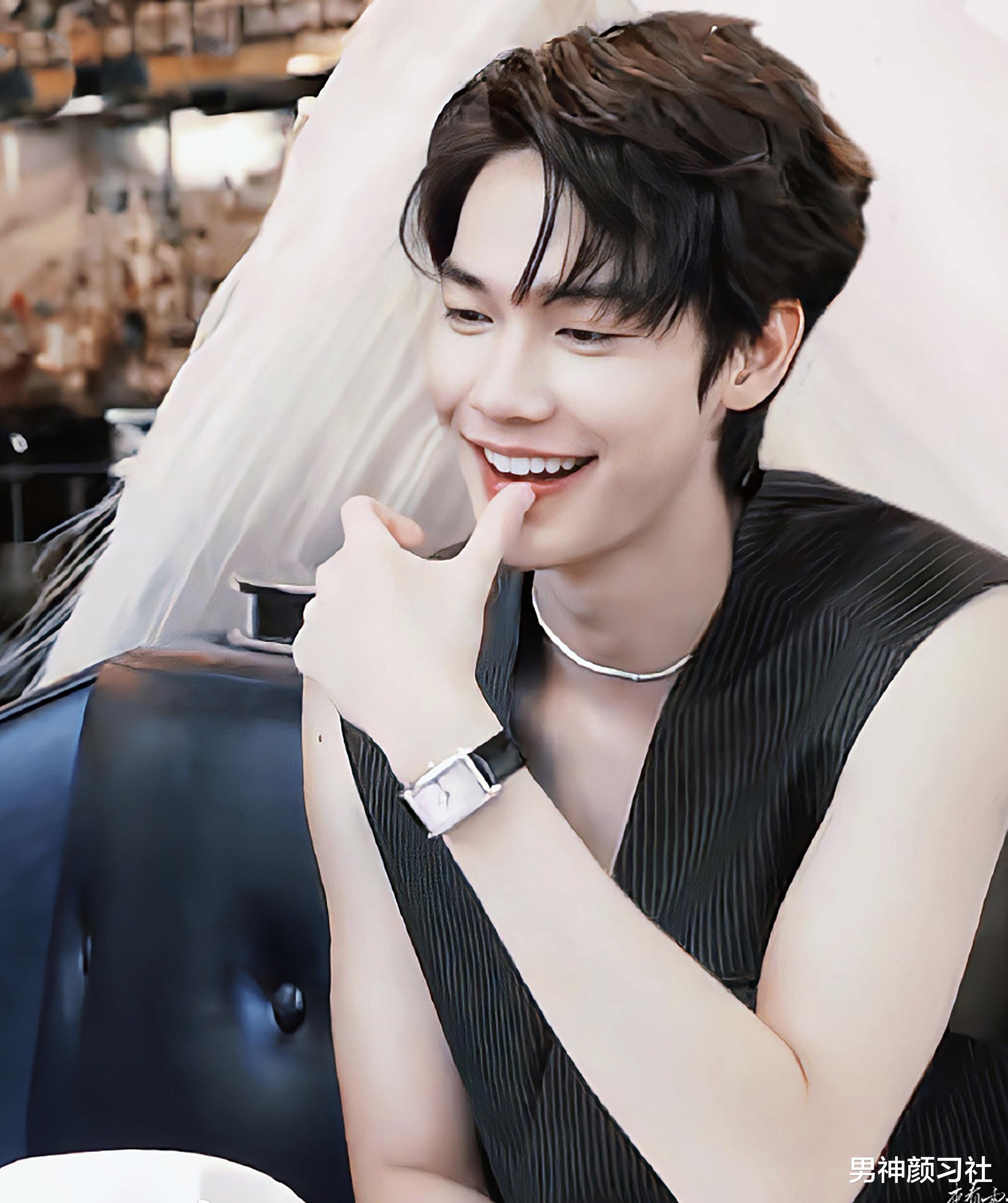 没肌肉就不能穿无袖？除非你穿的是你爸的“白汗衫”