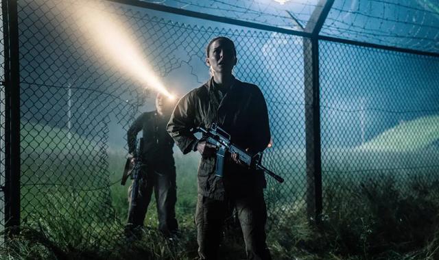 三体|击败《三体》,为上映三个片段被删,这部R级片,重新定义科幻