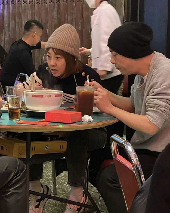 张卫健|56岁张卫健携爱妻吃路边摊！二人纯素颜打扮低调，桌上仅几碟小菜