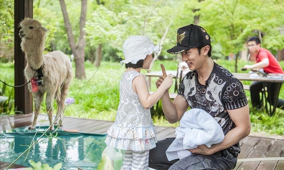 吴尊|吴尊晒一家四口出游照,11岁NeiNei个头赶上妈妈,身高已超一米七