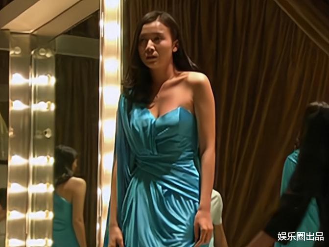 宋佳|宋佳30岁拍戏旧照曝光，穿单肩长裙烫卷发，素颜出镜略显自信