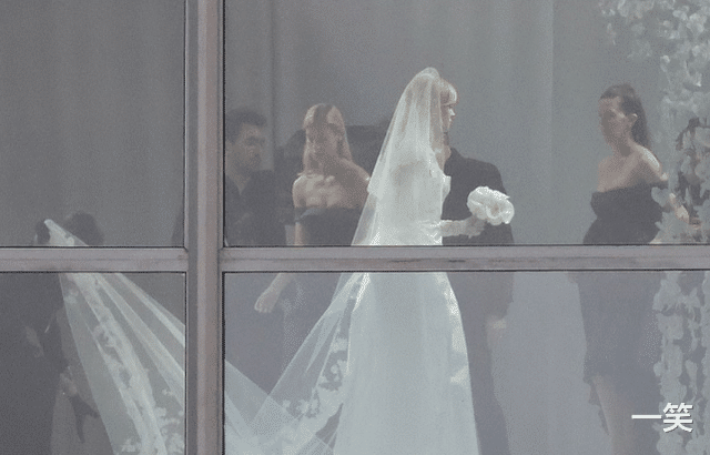 贝克汉姆|贝克汉姆23岁长子大婚，穿白色礼服致敬父母，婚宴上被女方立家规