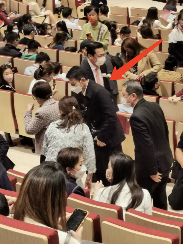 刘德华|61岁刘德华看女儿学校演出,穿搭时髦状态年轻,和朱丽倩恩爱同行