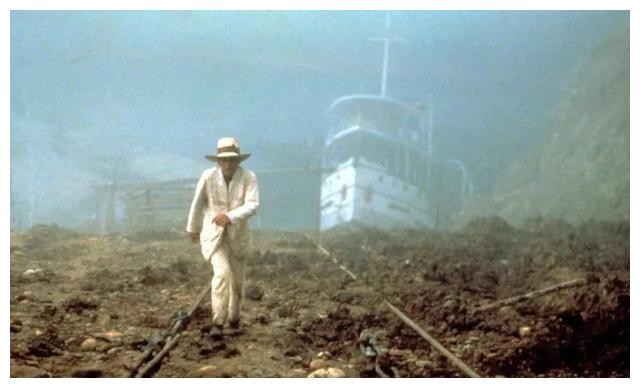 电影|影史上最伟大也最荒唐的影像之一,让巨轮山上行走:《陆上行舟》