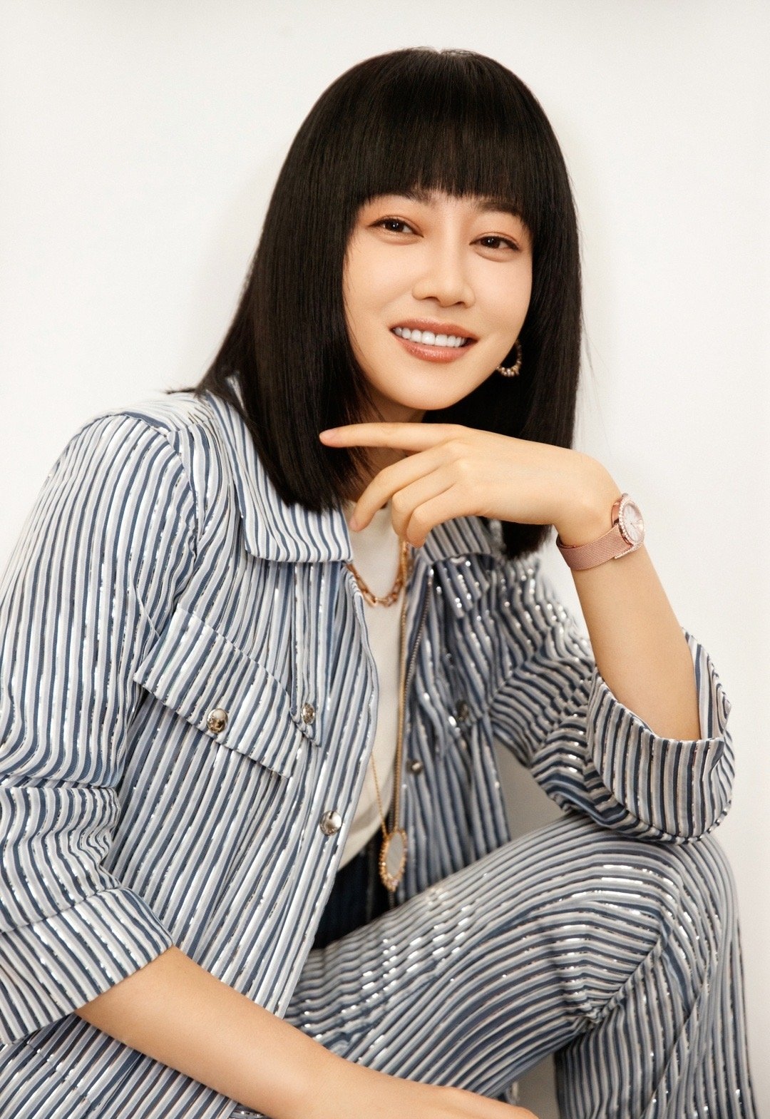 齐刘海 谭卓真有气质，蓝色条纹套装清新知性很干练，齐刘海短发很减龄