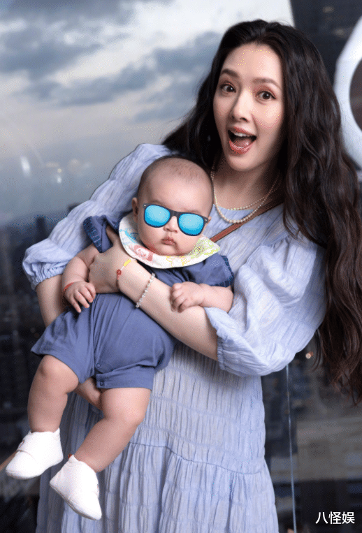 向太|向太首晒孙子孙女合照，小奶皇打扮珠光宝气，孙子龙眼虎头虎脑