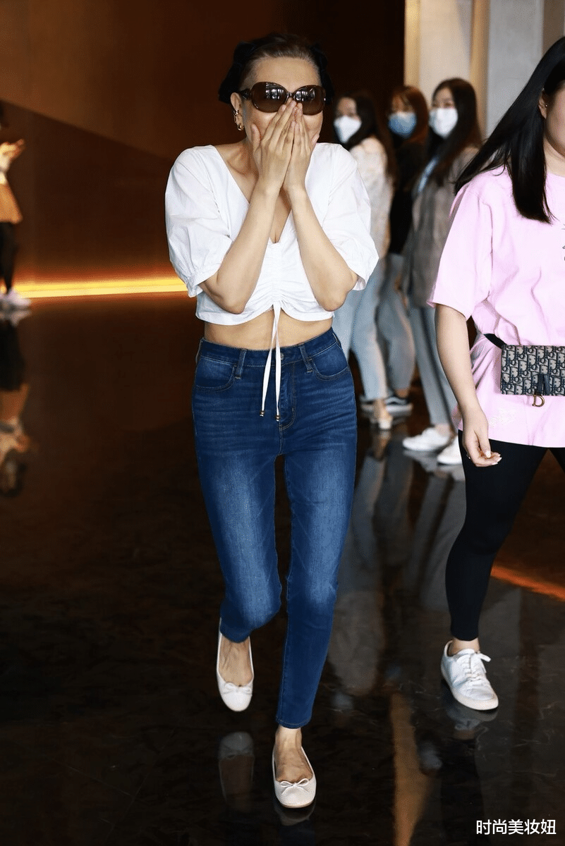 牛仔裤 张蔷换发型差点认不出，穿露脐装配牛仔裤时髦洋气，年轻10岁