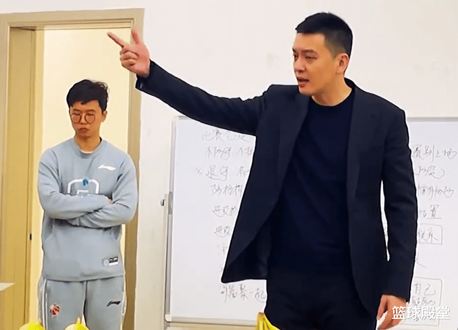 杨鸣|官宣！杨鸣更衣室喊话全队：态度问题很大！训练时全员黑脸压力大