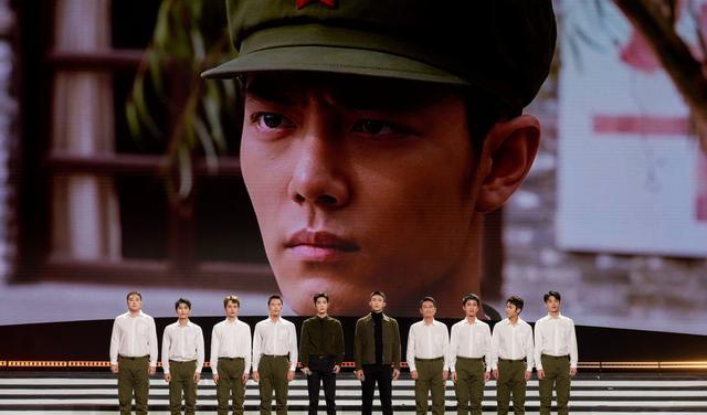 肖战|《王牌部队》再上热搜！30秒舞台视频，暴露肖战真实状态