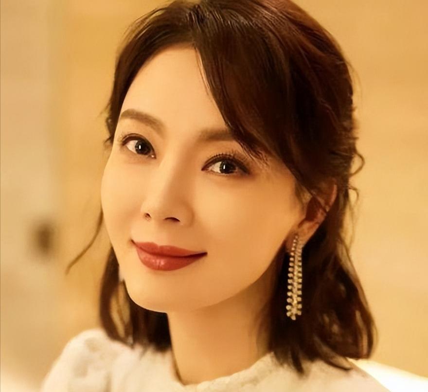 一进门就当后妈，富豪丈夫多次被曝婚外情，结婚14年陈数图什么？