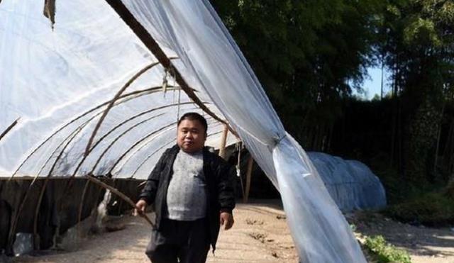 崔光兴身高1米2,结婚后帮2个弟弟娶媳妇,一家10口住别墅不分家