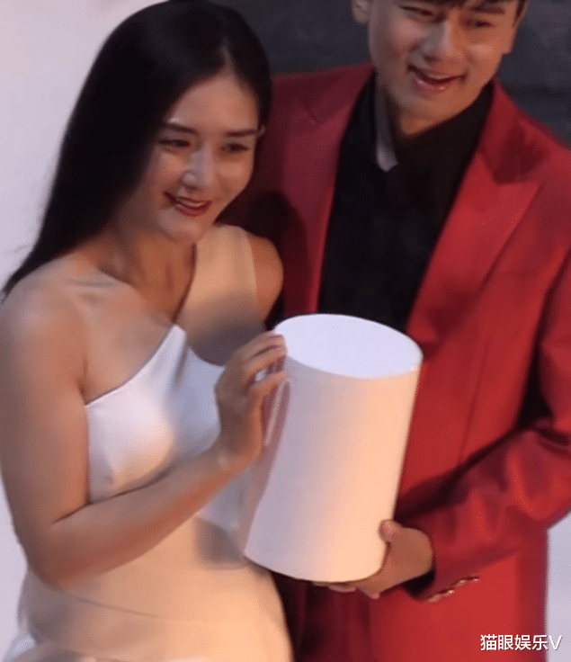 张杰|张杰谢娜合体拍广告!亲密搂腰十分甜蜜,两人面露笑容太幸福