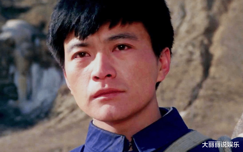 他比唐国强还火,却因妻子被杀害选择隐退,如今成普通人,没人认识