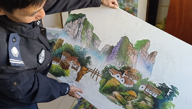 56岁保安用树枝砂石作画,网友:屈才了!