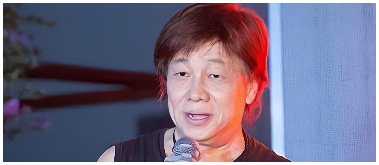 香港功夫巨星定居四川!因爱国言论被封杀,妻子惨遭泼硫酸毁容