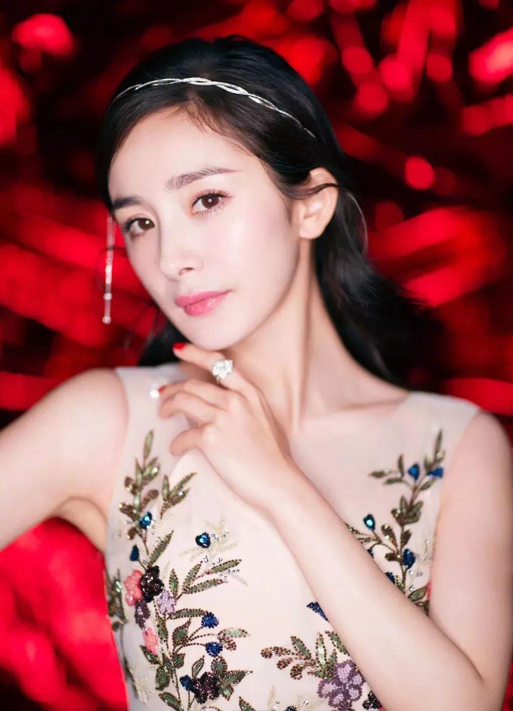 刘恺威|刘恺威与杨幂离婚4年：他单身抚养女儿，她情感沧桑依旧红