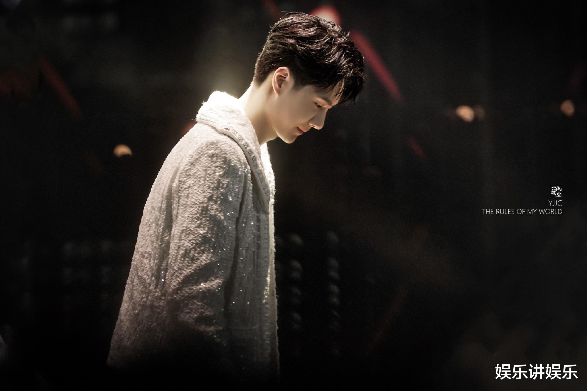 王一博|同一个地方八条视频,五次西装,“囤货”的王一博“过分”了!