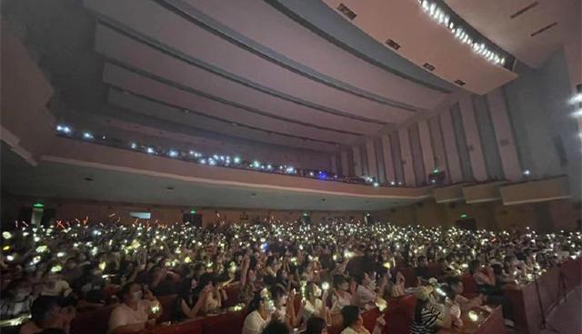 德云社|德云社尚九熙郑州专场结束，师哥陶阳助演，台下观众座无虚席