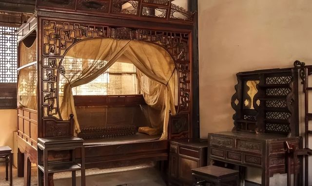 卧室|老人说的“床靠两面墙,家中遭病殃”到底是啥意思?看完明白了